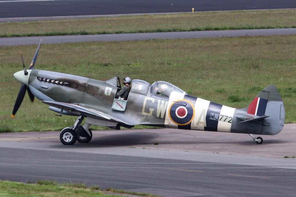 PH-KDH - Stichting Spitfires Flying Vintage Every Day - Spitfire MK.T9 - © Patrick Volmer