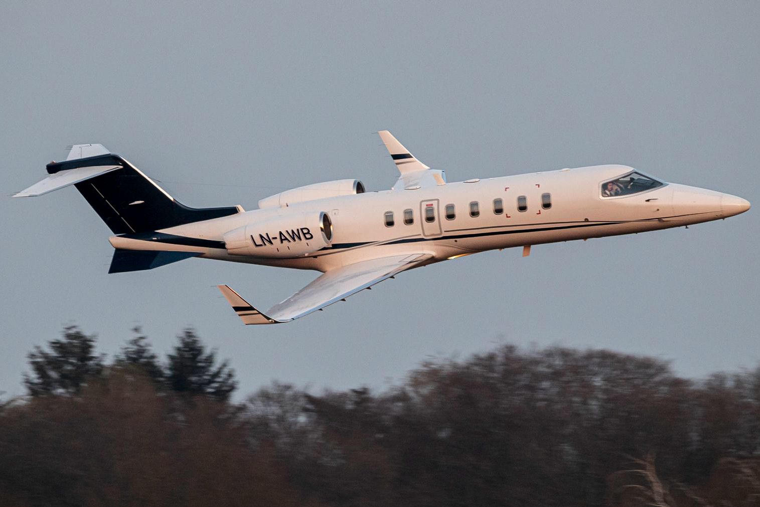 Airwing piloot groet spotters op bijzondere wijze.