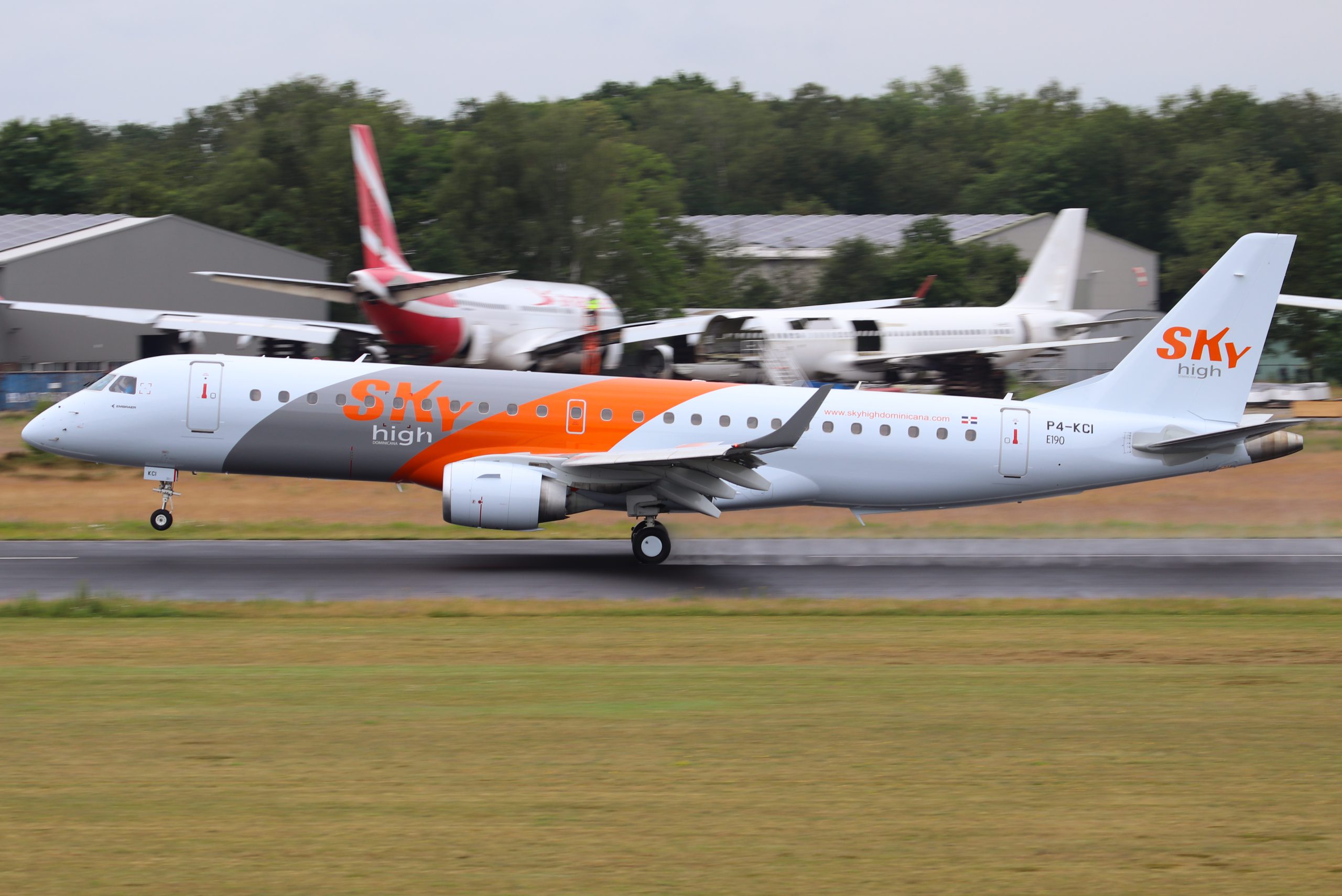 Unieke Embraer 190 brengt kort bezoek aan Twente Airport