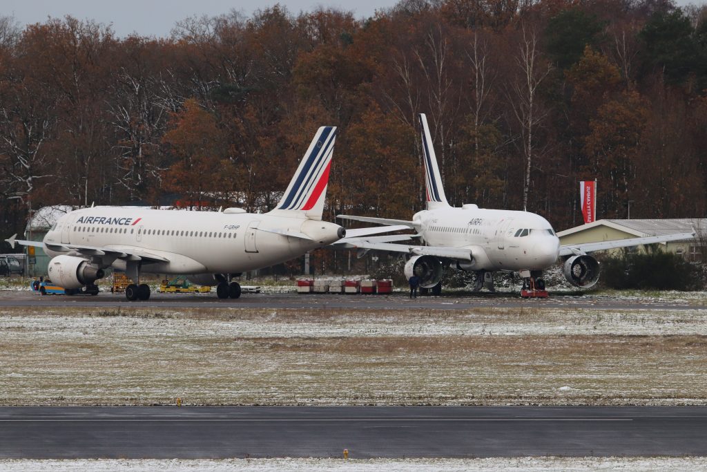 F-GRHP, F-GUGJ - A319, A318 - Air France - © Tim Volmer, op het AELS platform