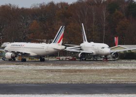 F-GRHP, F-GUGJ - A319, A318 - Air France - © Tim Volmer, op het AELS platform